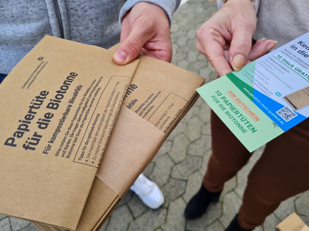 The district of Rhön-Grabfeld reminds citizens to separate organic waste correctly with a garbage can trailer and rewards them with free paper bags